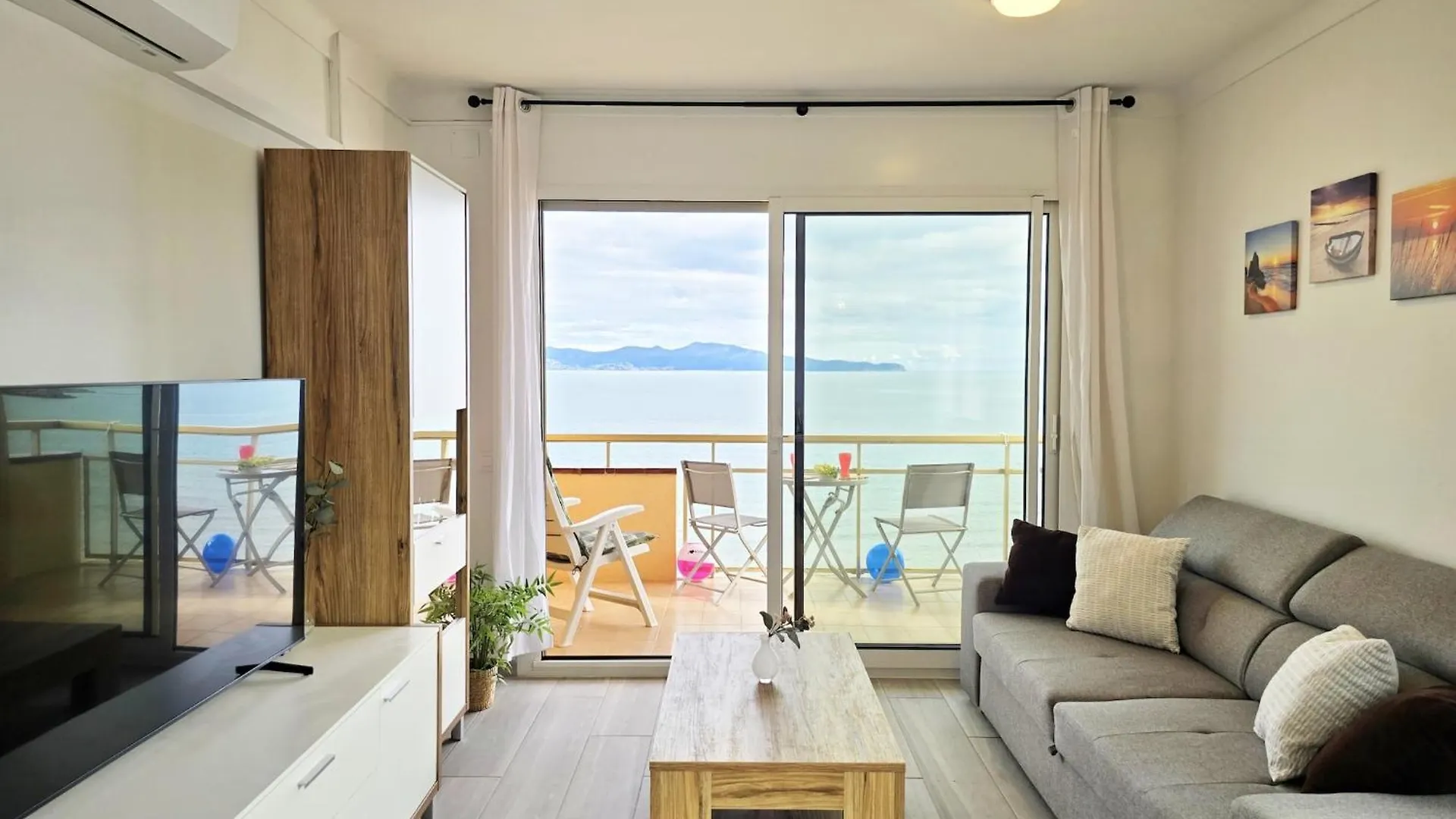 Frontline Apartment With Sea Views L'Escala